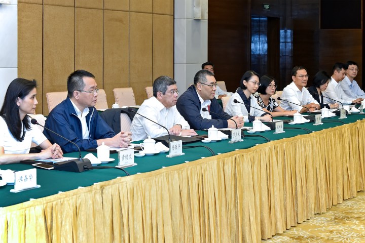 行政長官崔世安率特區政府代表團到廣州，與廣東省方面共商澳門建設擋潮閘的方案。