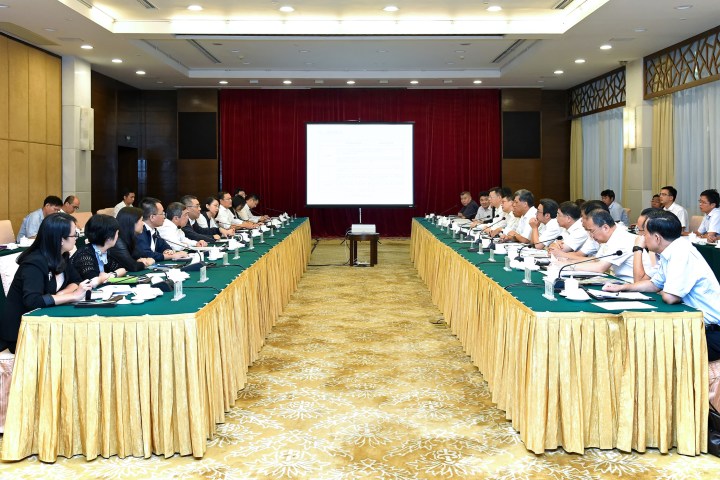 行政長官崔世安率特區政府代表團到廣州，與廣東省省長馬興瑞等舉行會議，共同商議澳門建設擋潮閘的方案。