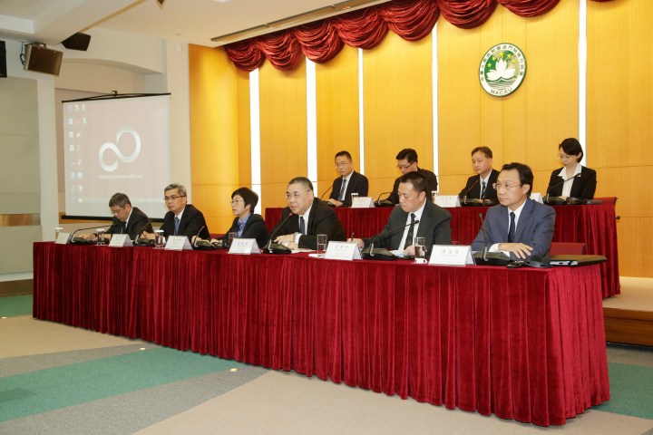 行政長官崔世安與檢討重大災害應變機制暨跟進改善委員會舉行新聞發佈會