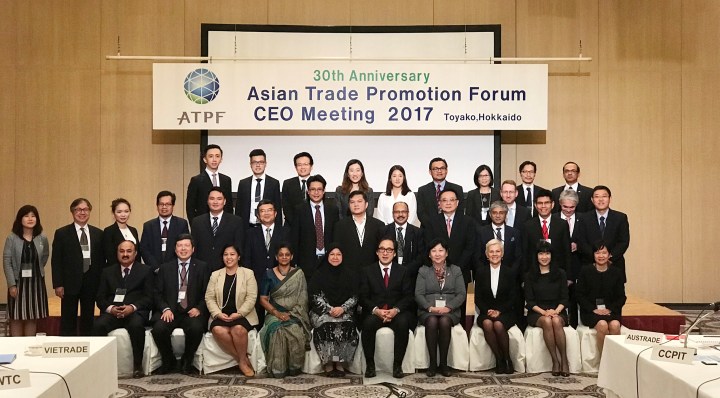 日本貿易振興機構（JETRO）理事長石毛博行與各貿促機構代表合影