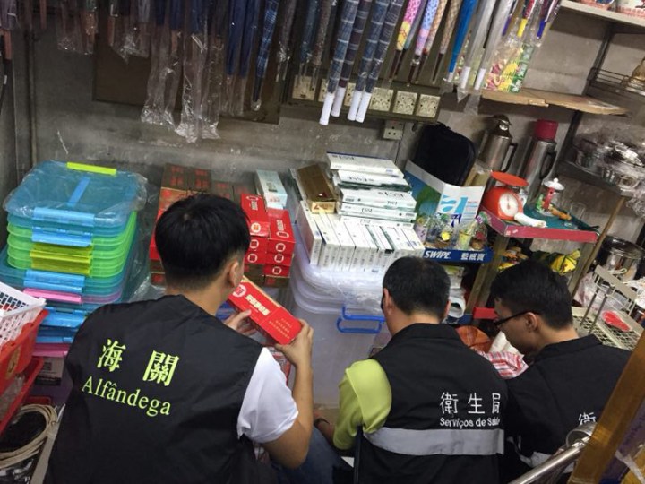 海關與衛生局聯合巡查下環區內店舖