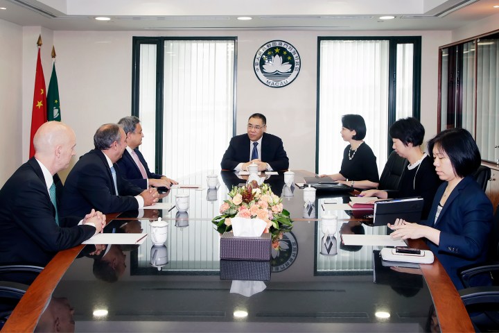 行政長官崔世安會見葡萄牙儲蓄信貸銀行集團主席保羅.馬其頓一行及合影2