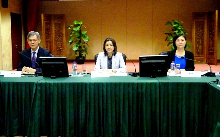 黃艷梅代主席主持會議