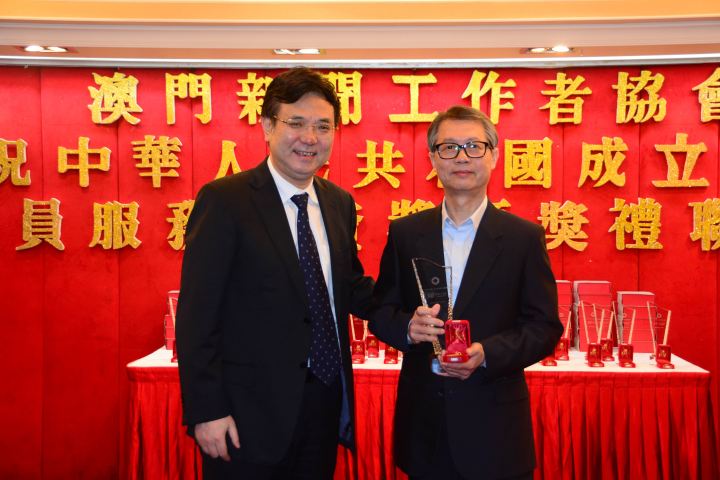 中聯辦副主任薛曉峰（左）向記協年資獎得獎者頒獎
