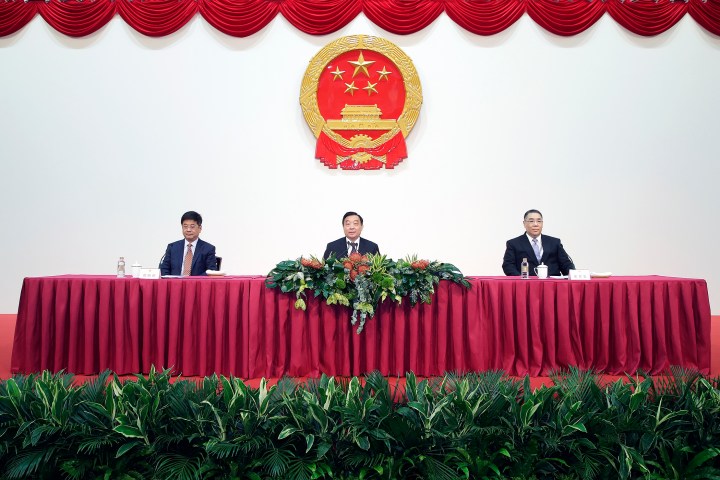 全國人大常委會副委員長兼秘書長王晨、行政長官崔世安等出席澳門特別行政區第十三屆全國人大代表選舉會議第一次全體會議。2