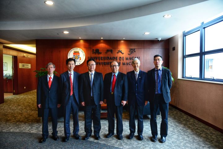 出席簽署協議雙方合照留念