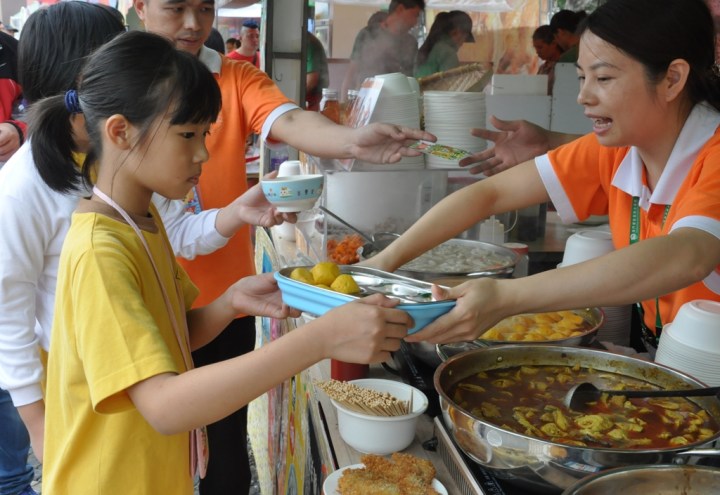師生們自備餐具，體現了“減少使用一次性餐具”的環保原則