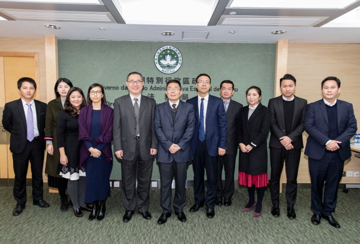 深圳市人民政府代表團在法制辦公室胡建農主任的率領下拜訪法務局，與劉德學局長、鍾頴儀副局長及主管合照。