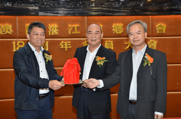 湛江同鄉總會理事長黃德全與監事長麥國斌向新任會長房勝棠移交信印