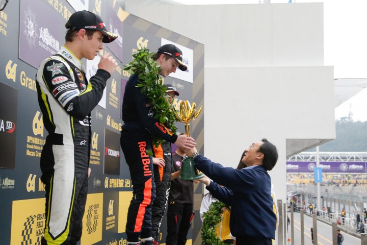 社會文化司司長譚俊榮主持第64屆澳門格蘭披治大賽車三級方程式賽事頒獎儀式