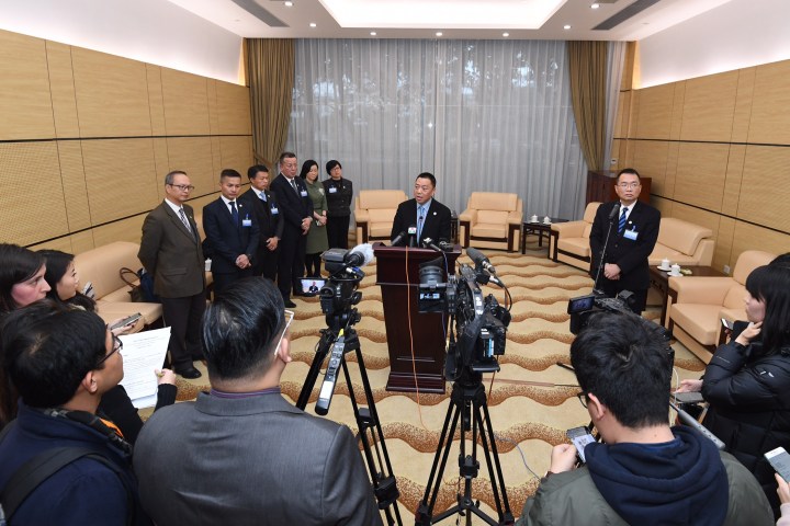 經濟財政司司長梁維特接受傳媒訪問