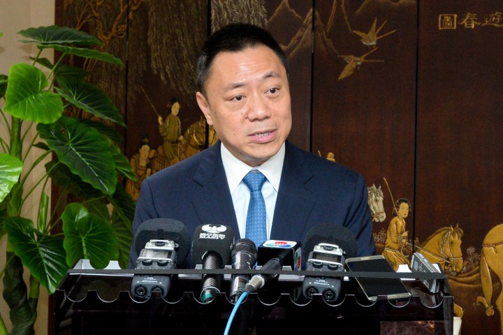 經濟財政司司長梁維特接受傳媒訪問