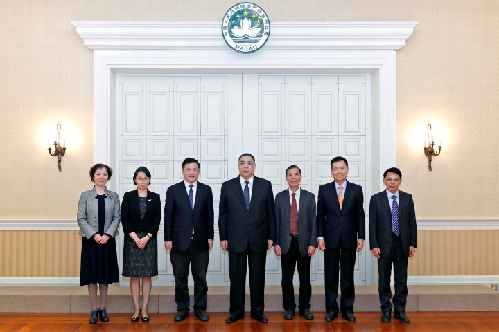 行政長官崔世安與廣東省委常委、宣傳部部長慎海雄（左三）一行合影