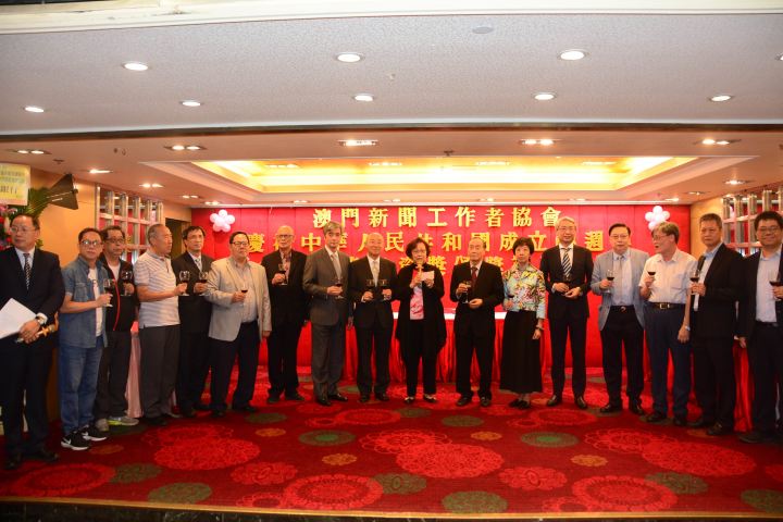 記協負責人向來賓及會員祝酒