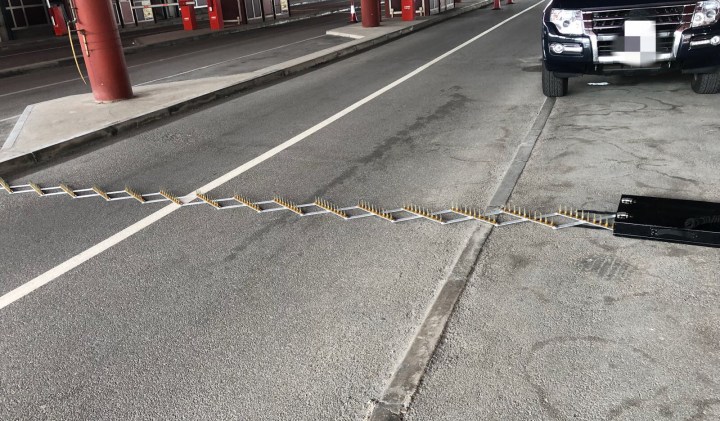 車道添置釘刺帶攔截衝關車輛