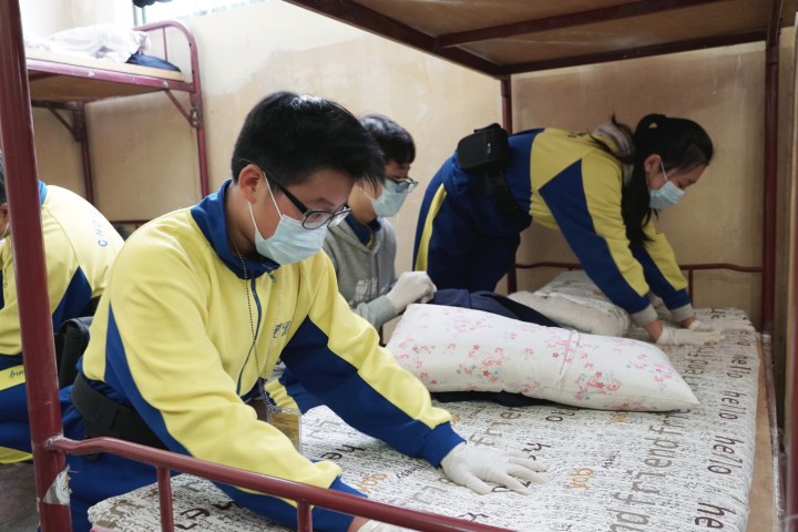 青年充當起獄警，搜索藏在模擬囚倉內的違規物品