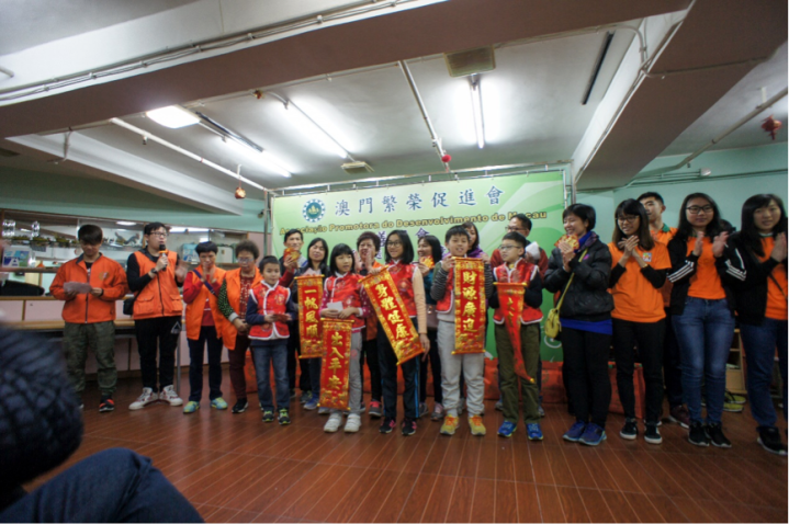 善明會一眾陽光義工為長者送上節日祝福