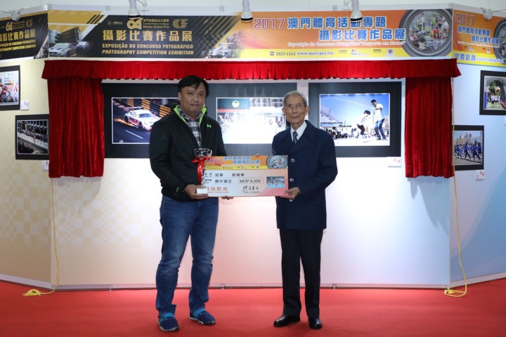 歐平頒發獎項予得獎者