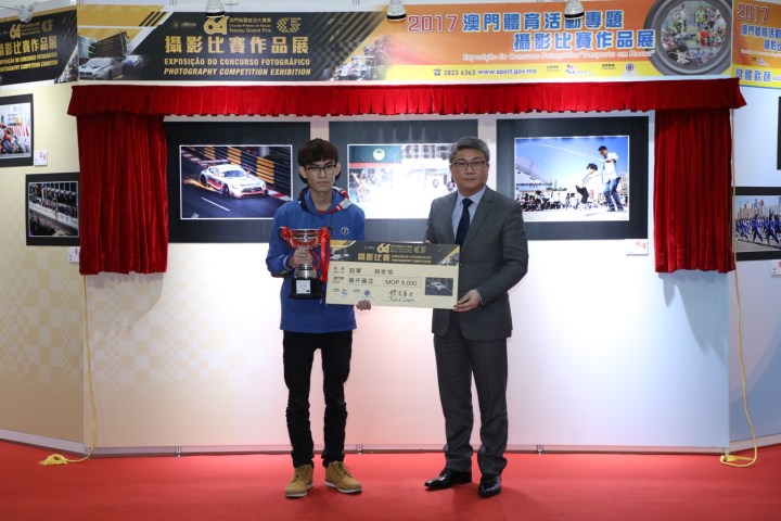 潘永權向大賽車攝影比賽冠軍得主頒發獎項