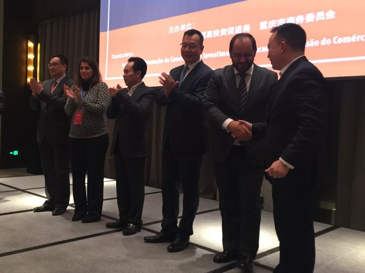 重慶“澳門之家 ”代表與受委託的澳門律師事務所代表合照