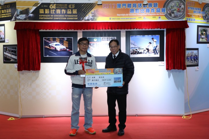 馬志信向得獎者頒發獎項