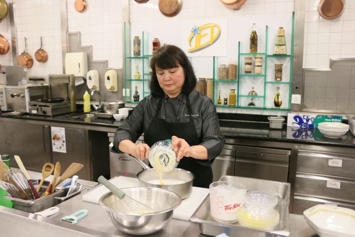 土生葡人美食聯誼會的資深土生菜廚師Florita Alves親臨學院烹調和向本澳餐飲業界示範多款經典的土生菜美饌