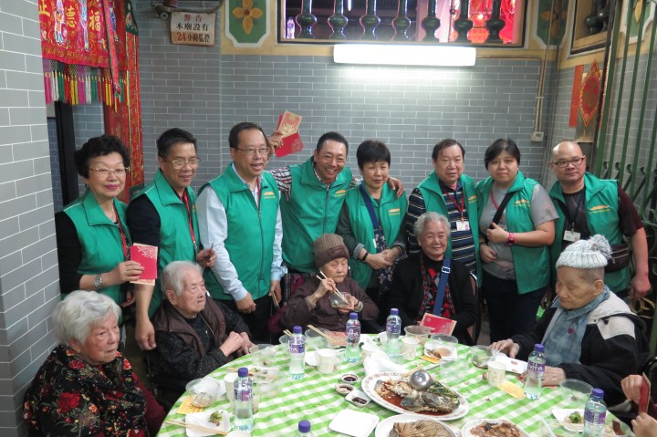 雀仔園福德祠賀誕敬老宴負責人向長有派利是