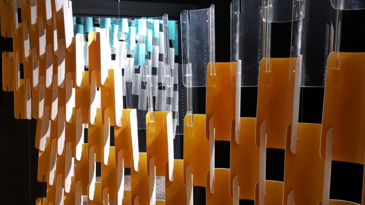 展示空間的留白能讓觀眾投射自己的感覺、回憶、想像，藉此體驗“無為構建”。