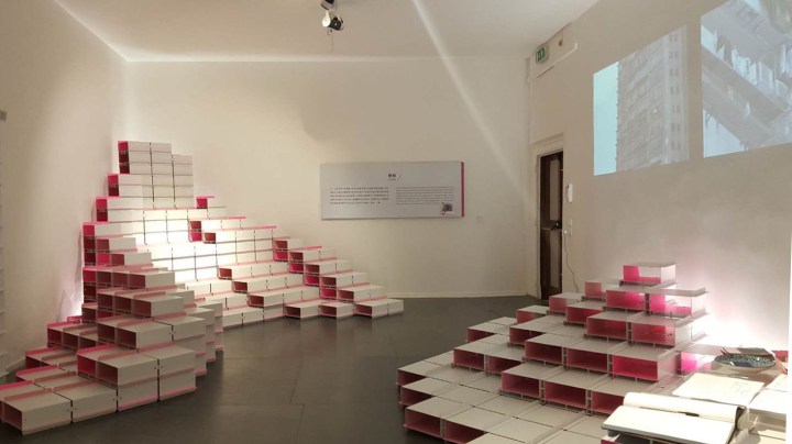 展覽以卡牌為基本元素，構建成“市場”、“公園”、“家”和“樓梯”四個具澳門特色的展示空間。