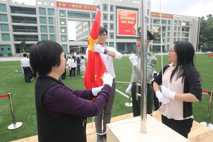 教職員體驗升旗動作