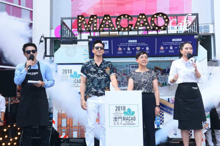 旅遊局局長與泰國紅星“Pope＂為路展主持開幕