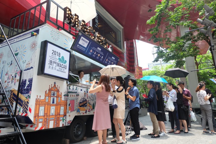 當地市民到“澳門茶座美食車”品嚐澳門地道美食