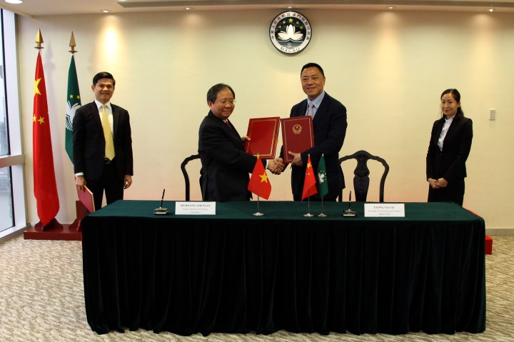 經濟財政司司長梁維特與越南社會主義共和國財政部副部長Do Hoang Anh Tuan在澳門簽署《對所得避免雙重徵稅和防止偷漏稅協定》。