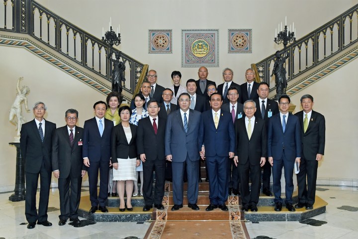 行政長官崔世安、泰國總理巴育（Prayuth Chan-ocha）、特區政府代表團成員及泰國官員合影。