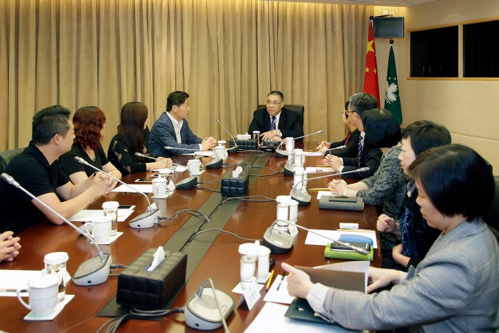 行政長官崔世安參與行政法務司司長陳海帆與“海一居”小業主代表高銘博一行的會面