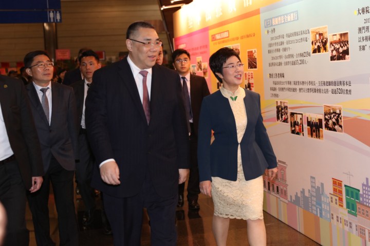 行政長官崔世安在行政法務司司長陳海帆陪同下，欣賞多年來推廣基本法的成果。