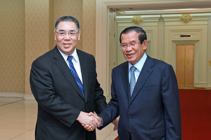 行政長官崔世安與柬埔寨首相洪森（Hun Sen）親切握手
