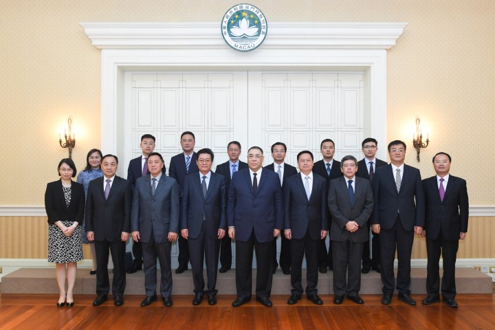 行政長官崔世安與珠海市委書記郭永航（前排左四）一行合影