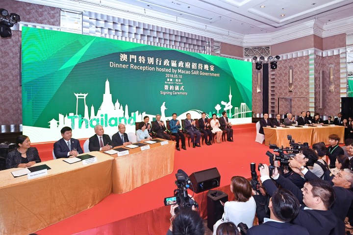 行政長官崔世安見證澳泰兩地政府部門、商會協會之間共5份合作協議或合作備忘錄的簽署儀式。