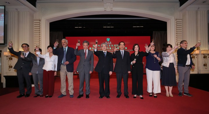 衛生局領導層主持祝酒儀式