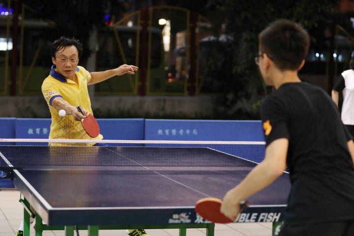 譚司長與學生進行乒乓球友誼賽