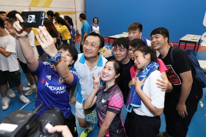 譚司長與青年和學生合影留念