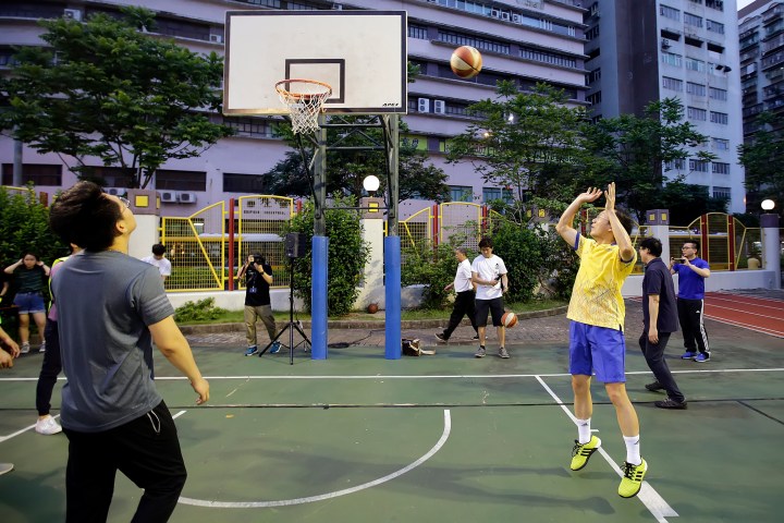 譚司長與青年和學生進行籃球友誼賽