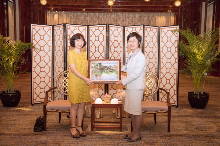 陳海帆司長向越南代表團團長致送紀念品