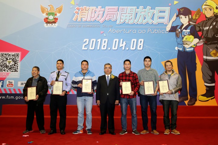 黃少澤頒發好市民表揚狀並與獲表揚市民合照