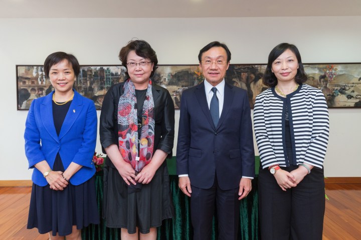 澳門特別行政區政府文化局舉辦2018年慶祝國慶文藝晚會活動合作備忘錄簽署儀式