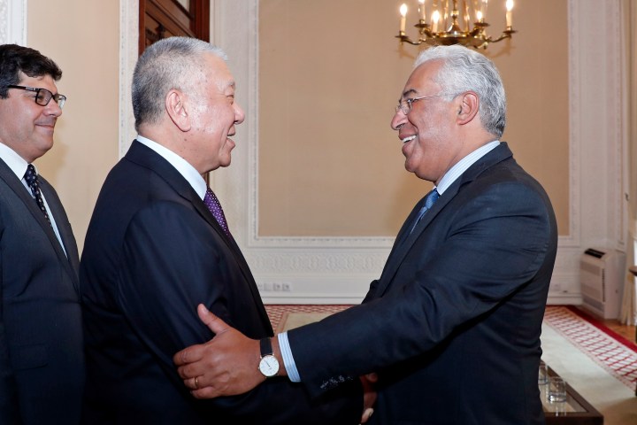 何厚鏵與葡萄牙總理安東尼奥‧科斯塔（António Costa）親切握手