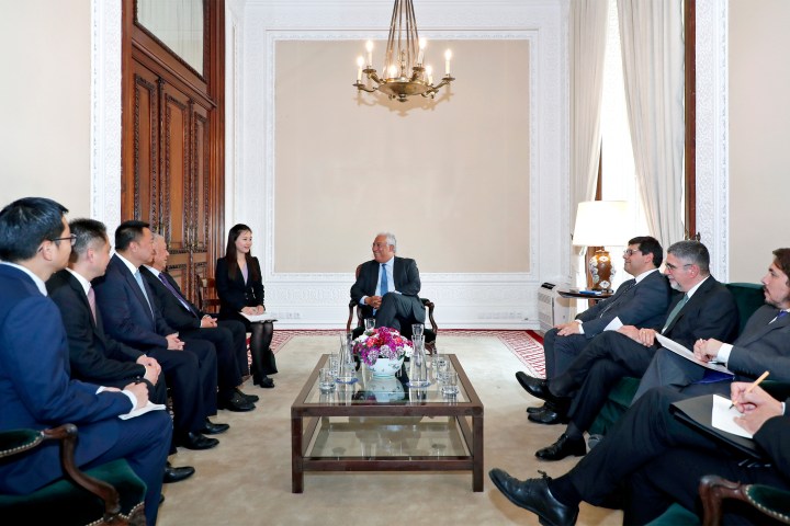 全國政協副主席、原澳門特別行政區行政長官何厚鏵，經濟財政司司長梁維特拜會總理安東尼奥‧科斯塔