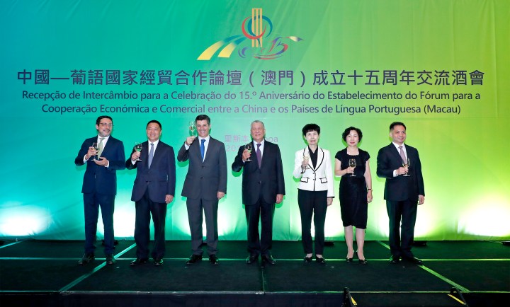 全國政協副主席、原澳門特別行政區行政長官何厚鏵，經濟財政司司長梁維特在葡萄牙出席中葡論壇（澳門）成立15周年酒會