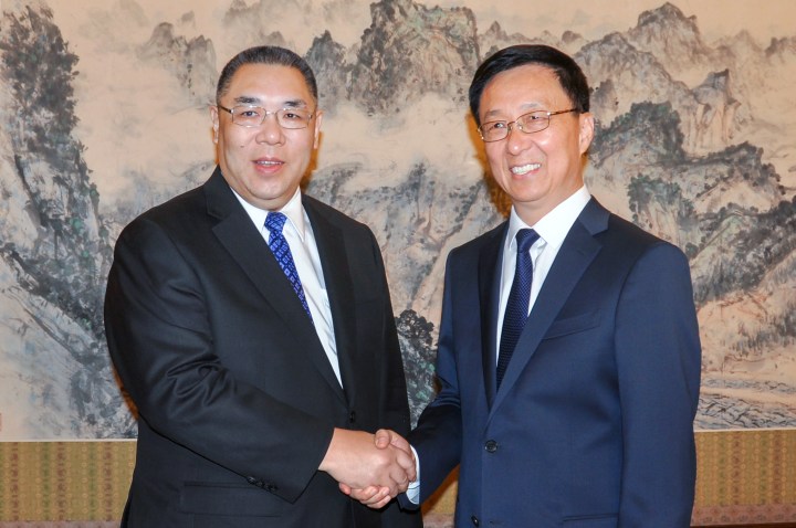 國務院副總理韓正與行政長官崔世安親切握手